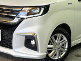 【LEDヘッドライト】悪天候や夜間走行時も良好な視界を確保し安心して運転できる高輝度LEDヘッドライトを装備!点灯速度が早く、消費電力も抑えられています。