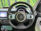 インテリアに合わせたデザインのステアリングは、運転される方のことも考え、運転しやすい形状、大きさです。是非一度、実際に触ってお確かめください。