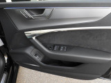 シンプルさと機能性が両立しており、ドイツ車らしい良いインテリアになっています。手の込んだ手法で静かで快適な室内を実現させています。