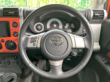 インテリアに合わせたデザインのステアリングは、運転される方のことも考え、運転しやすい形状、大きさです。是非一度、実際に触ってお確かめください。