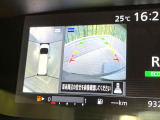 【アラウンドビューモニター】専用のカメラにより、上から見下ろしたような視点で360度クルマの周囲を確認することができます☆縦列駐車や幅寄せ時に活躍してくれます♪