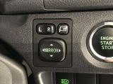 電動格納式ドアミラー付き。駐車場へ停めた時に、ボタン一つで左右のドアミラーをたたむ事ができます。