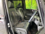 運転席まわりには十分なスペースがあり、大柄な方でもゆったり運転していただける環境です。
