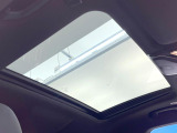 ●サンルーフ:開放感たっぷりの希少装備、サンルーフが装着されています!車内に明かりを取り入れたり景色を楽しむ以外にも、車内の空気も簡単に換気できて快適です!