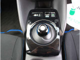 EV車ならでは3つの走行モード切替で「ワンペダル」走行も可能です。エマブレ踏み間違い防止アシスト、VDC(横滑り防止機能)、フロント&バックソナーなど安全装備も充実しています