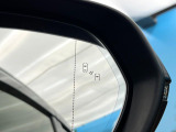 【ブラインドスポットモニター】走行中、ドアミラーの死角になりやすい箇所に後続車が接近するとサイドミラーのレンズに警告を表示!ドライバーに注意喚起をしてくれます。