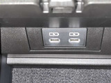 充電用USB端子付き。スマートフォンなどの充電に便利です。