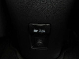 便利なアクセサリーコンセント(AC100V・1500W)を装備。ハイブリッドカー特有の大容量の電気エネルギーによりアウトドアシーンや停電などの非常時にとても便利な機能