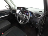 シンプルで使いやすいデザインの運転席です。