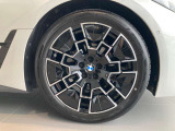 純正19インチホイール装着。