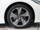 純正のアルミホイール装着車です。タイヤサイズは225/45R18です。
