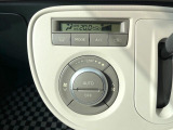 【オートエアコン】一度お好みの温度に設定すれば、車内の温度を検知し風量や温度を自動で調整。暑い&hellip;寒い&hellip;と何度もスイッチ操作をする必要はありません。快適な車内空間には必須の機能ですね♪