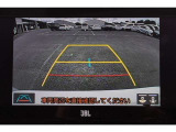 【バックモニター】 後退時に車両の後ろ側を表示します。車庫入れなどでバックする際に安心です。