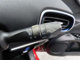 スイッチをオートに設定しておけば、車外の明るさに応じて自動的にヘッドランプを点灯・消灯します。夕暮れ時やトンネルの続く山道などを走行する時に便利なコンライトを装備しています。