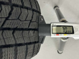 冬タイヤの残り溝は7.0mmです。スリップラインからは5.3mmとなっております。