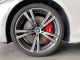 BMWの純正アロイホイールは軽量かつ強度にも優れているホイールで走行性能を引き上げる設計になっております。足元にもBMWは妥協がなくこだわっている個所になります。