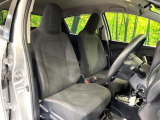 運転席まわりには十分なスペースがあり、大柄な方でもゆったり運転していただける環境です。