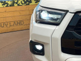 【LEDヘッドライト】悪天候や夜間走行時も良好な視界を確保し安心して運転できる高輝度LEDヘッドライトを装備!点灯速度が早く、消費電力も抑えられています。