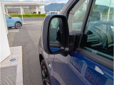 サイドミラーには後方のお車をおしらせ機能も!