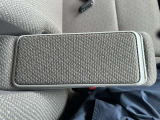 運転席肘置きには収納スペースが付いてます