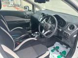室内はゆったり乗れる広さで、視界も良好です。D型ハンドルで足元がぶつかることなく乗り降りができます!