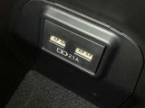 充電用USB端子付き。スマートフォンなどの充電に便利です。