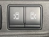 【両側スライドドア】駐車場で隣の車との間隔が狭く乗りにくい時、スライドドアなら安心!ドアオープン時も幅を取らず、開口部が広いので乗り降りがとっても簡単です。大きな荷物の出し入れも後席から可能♪