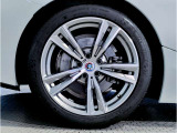 BMWの純正アロイホイールは軽量かつ強度にも優れているホイールで走行性能を引き上げる設計になっております。足元にもBMWは妥協がなくこだわっている個所になります。