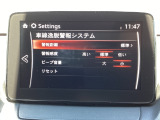 車線逸脱警報システム (LDWS) は自車が車線から逸脱する可能性があることを知らせる装置です。