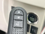 【キーフリーシステム】カバンやポケットに入れたままでもドアの施錠・解錠が可能なスマートキーを装備。エンジンのオン・オフ時もカギを取り出す必要が無いからとっても便利です♪
