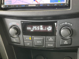 【オートエアコン】一度お好みの温度に設定すれば、車内の温度を検知し風量や温度を自動で調整。暑い&hellip;寒い&hellip;と何度もスイッチ操作をする必要はありません。快適な車内空間には必須の機能ですね♪
