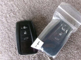 キーを取り出さずにドアを施錠&解錠。クルマの始動も可能です。
