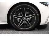 メルセデスの認定中古車「サーティファイドカー」では、万一お車が故障した場合も、ご購入後1年間もしくは2年間※は走行距離にかかわらずメルセデス・ベンツ正規サービスネットワークで無料修理いたします