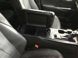 コンソールボックスや、収納スペースが多彩なお車です