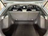 トランク収納スペースをご確認ください。荷物の積み下ろしがしやすい広さを確保しており、日常使いからレジャーまで幅広く活用できます。