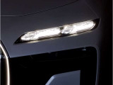 【LEDヘッドライト】先進のLEDテクノロジーを採用。放射される白色光の周波特性は太陽光に近く、バイキセノン・ヘッドライトを上回るコントラストで更に明るく輝きます!