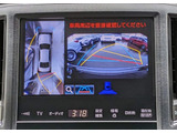 パノラミックビューモニターを装備!上から車両を見下ろしたような映像をナビ画面に表示できます。車両前後左右に搭載した4つのカメラ映像を継ぎ目なく合成!目視では見えない部分もリアルタイムで見れます。