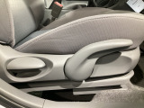 運転席にはドライバーの体型や好みに応じて前後方向だけでなく、高さの調整ができるシートリフターを装備!