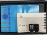 スマートキーは鍵をバッグに入れたままでもドアロックの開閉やエンジンのON・OFFができます。夜間や雨の日も鍵を探さなくて良いので便利です。