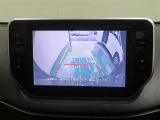 車両後方の映像を映すバックモニター。進路を確認しながら安全に車庫入れできます。