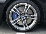 BMW純正18インチホイール。洗練されたデザインで、足元の個性を引き立てます。