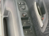 【電動格納ミラー】サイドミラーは電動格納式となっており、狭い駐車場でもキズがつくリスクを抑えられます。