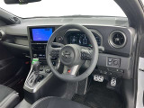 ドライバーファーストのコックピットを実現するために、スペースやレイアウトの工夫を施すことで、運転に集中しやすく、走りを存分に楽しめる設計になっています。