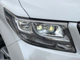 【LEDヘッドライト】悪天候や夜間走行時も良好な視界を確保し安心して運転できる高輝度LEDヘッドライトを装備!点灯速度が早く、消費電力も抑えられています。