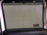 【ロールシェード】日差しや車外からの光が眩しいときにサッと引き出して使える、ロール格納タイプのサンシェードを装備。後席に乗ったお子様がウトウトしだした時など、ぜひご活用ください♪