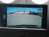 バックカメラ装備しております。駐車時に大変役に立ちますよ。駐車が苦手な方にも便利機能です。