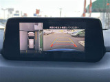 【360&deg;ビュー・モニター】まるでクルマを真上から見下ろしたかのような視点で駐車をサポートします!クルマの斜め後ろや真横など、前後左右の4つのカメラの映像が合成されて、モニターに映し出されます。