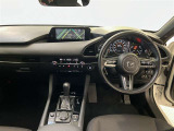 運転席周りのレイアウトをご覧ください。ナビゲーションが綺麗に装着されすっきり収まってますね!