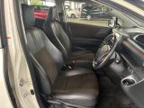 運転席の画像です。足元やシートまわりに余裕があり、リラックスした姿勢で運転が可能です。視界も良好で操作系へのアクセスもしやすく、快適で安心感のあるドライブをサポートします。