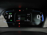 運転に役立つ情報を分かりやすく表示するマルチインフォメーションディスプレイを中央に配したとても見やすいメーター